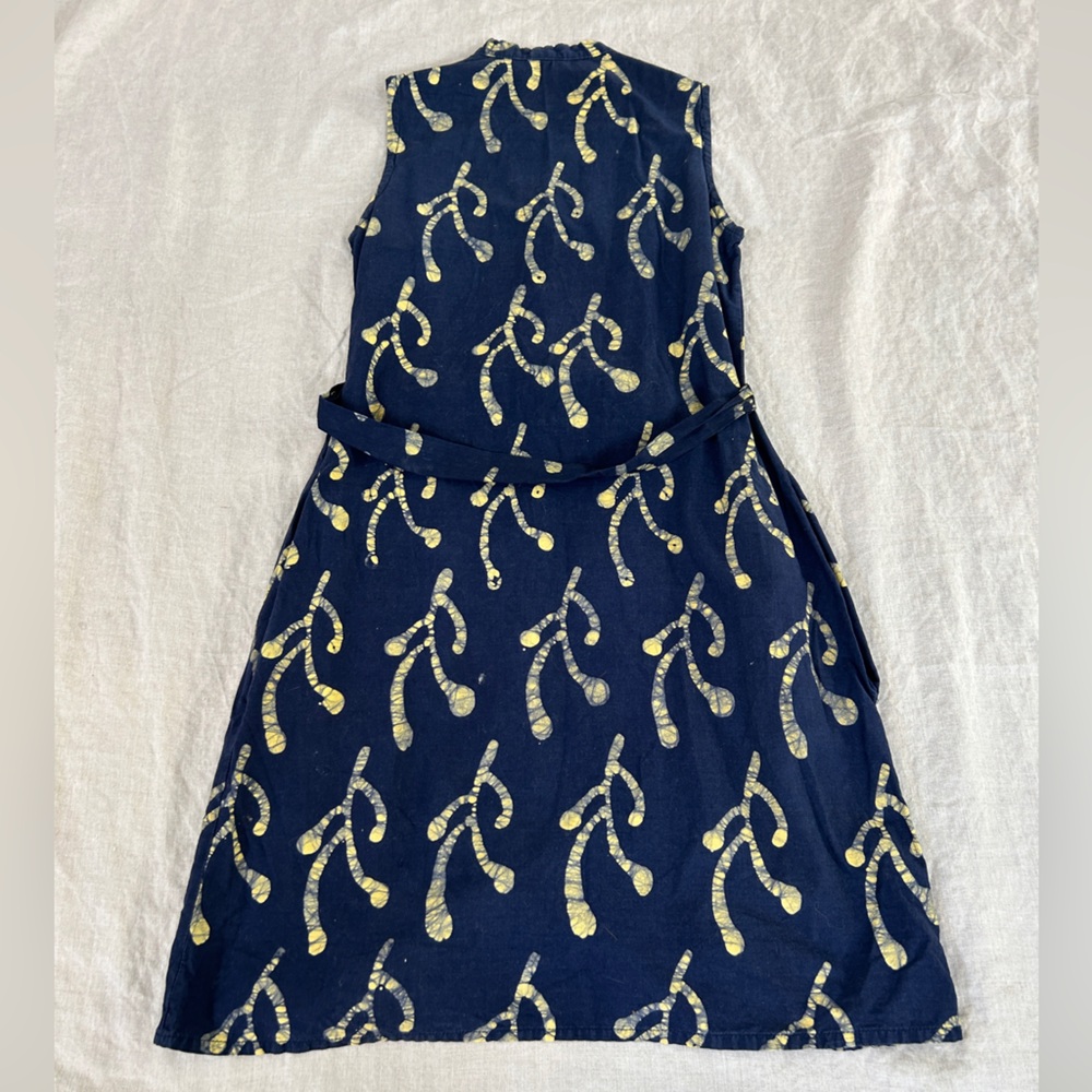 Global Mama Cotton Sleeveless Tie-Waste Shirt Dress in Ghanaian Blue Print - Picture 5 of 5